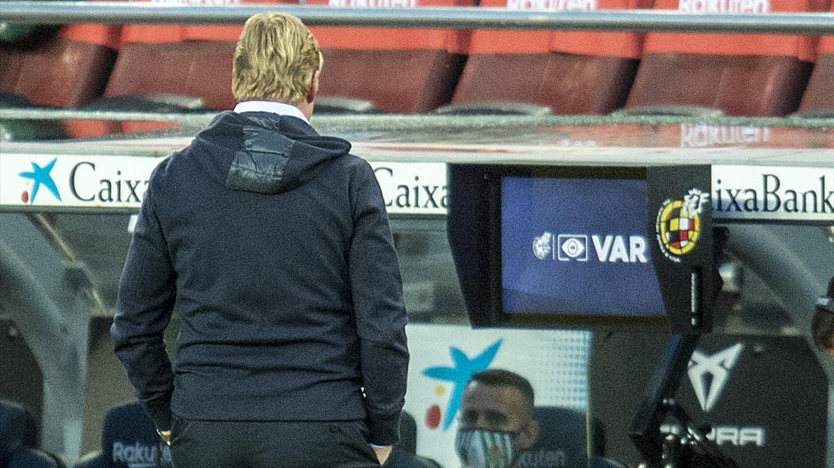 Koeman observa la pantalla del VAR en el Camp Nou.