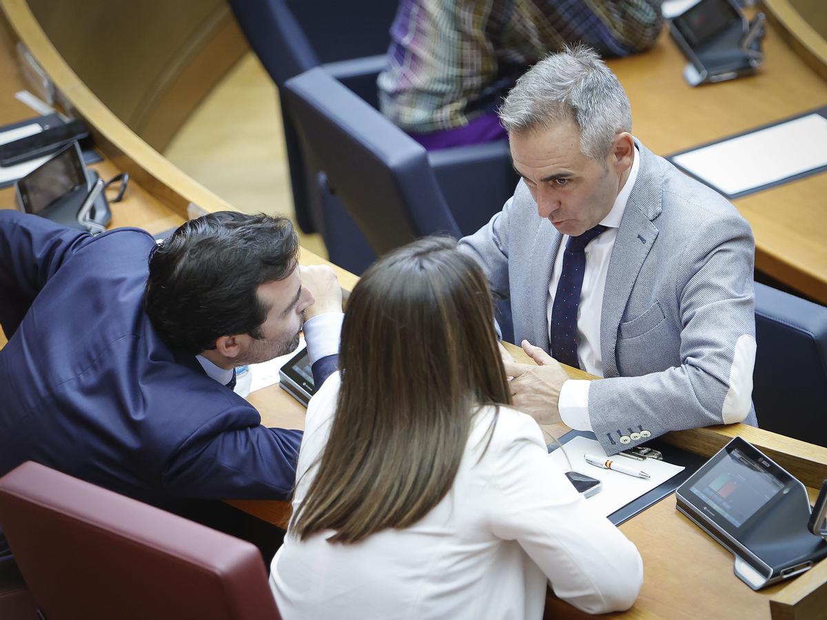 El síndic del PPCV, Miguel Barrachina, habla con la síndica de Vox, Ana Vega, y su adjunto, Joaquín Alés.