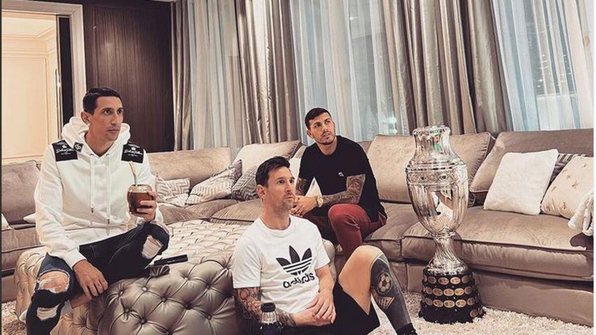 Ángel Di María, Leo Messi y Leandro Paredes, en casa de la Pulga con el trofeo de la Copa América.