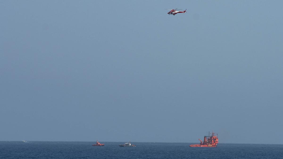 Imagen de archivo del rescate de los ocupantes de una patera en aguas de Canarias.