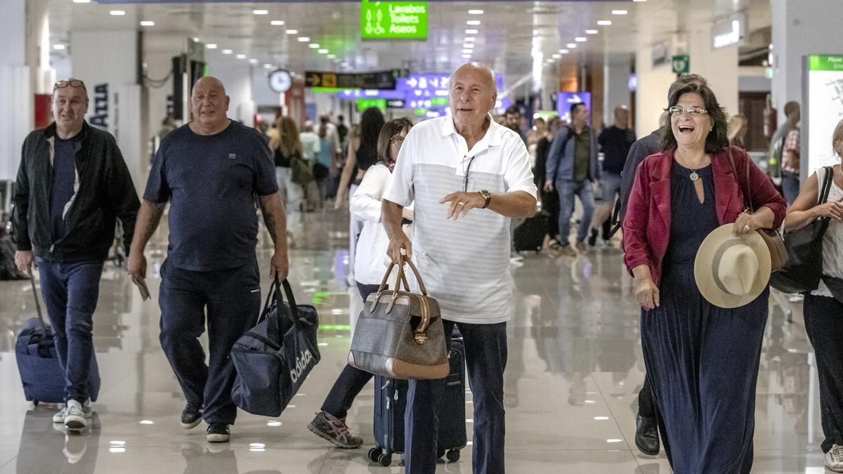 Los Basso recién desembarcados del vuelo de United Airlines, en la terminal A del aeropuerto.