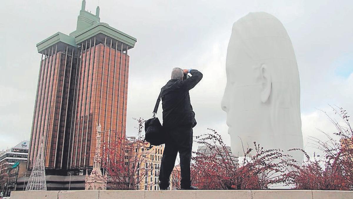 Un hombre toma una fotografía a la escultura "Julia"