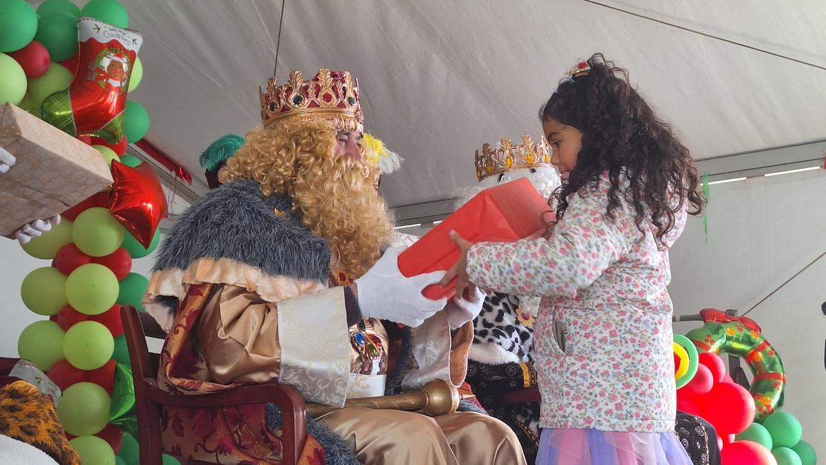 Sus Majestades han entregado regalos a los niños y niñas