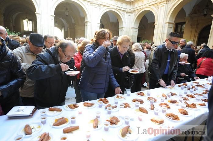 Reparto de boniatos en el Palacio Episcopal por San Fulgencio