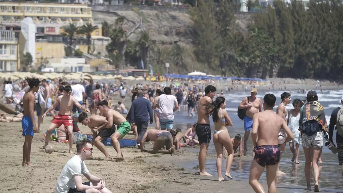 Las playas del sur recobran el pulso tras la borrasca y la calima