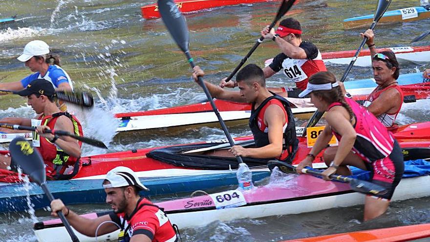 Varios piragüistas, durante el descenso de este domingo.