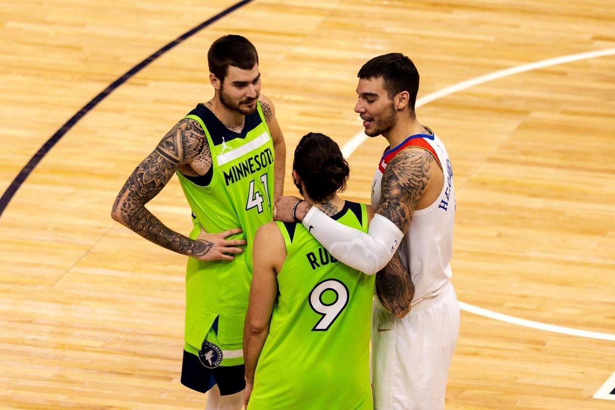 AME4539. MINEÁPOLIS (ESTADOS UNIDOS), 01/05/2021.- Los jugadores Juancho Hernangómez (i) y Ricky Rubio (c) de los Minnesota Timberwolves hablan hoy con Willy Hernangómez (d) de los New Orleans Pelicans durante un partido por la NBA en el Target Center de Mineápolis, Minnesota (EE.UU). EFE/ Kerem Yucel. HORIZONTAL