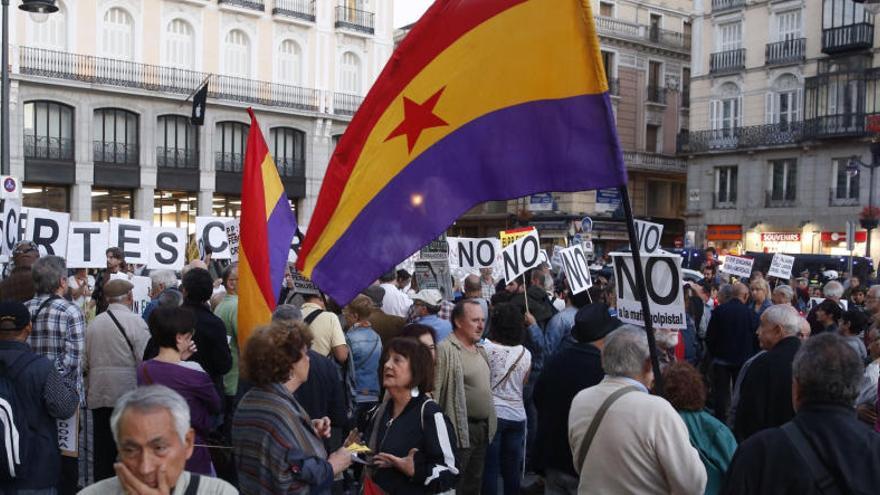 Una manifestació contra la investidura de Rajoy envolta el Congrés dels Diputats