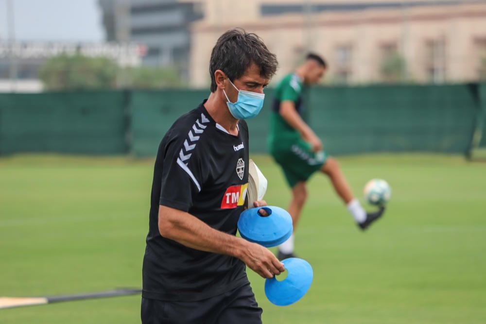 Se trata de su primer entrenamiento en este complejo deportivo para preparar el partido de mañana (22.00) en el Martínez Valero frente al Real Zaragoza.