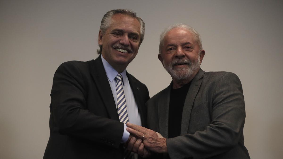 El presidente argentino, Alberto Fernández, felicita a Luiz Inácio Lula da Silva tras su victoria en las elecciones brasileñas, este lunes. EFE