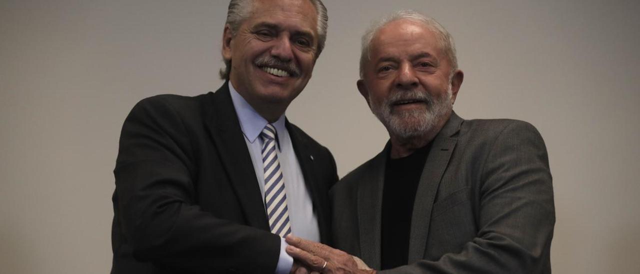 El presidente argentino, Alberto Fernández, felicita a Luiz Inácio Lula da Silva tras su victoria en las elecciones brasileñas, este lunes.