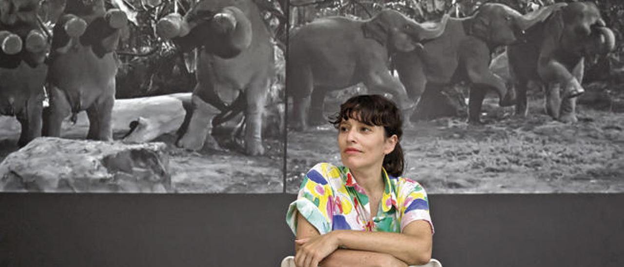 La artista Eli Cortiñas ante una de sus obras en la Galería Saro León.