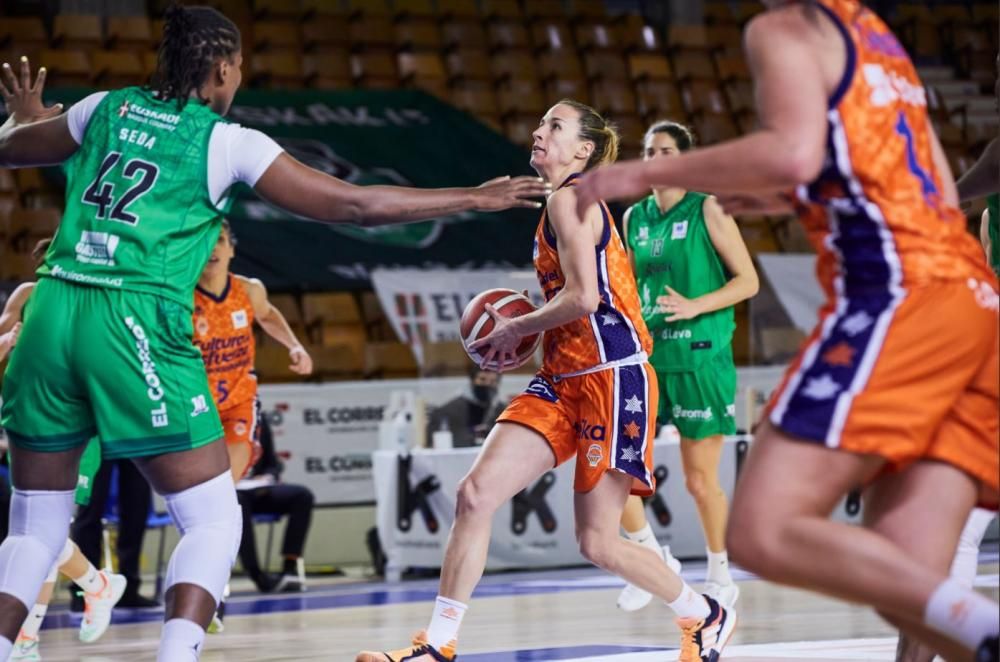 Partido entre el Kutxabank Araski y el Valencia Basket