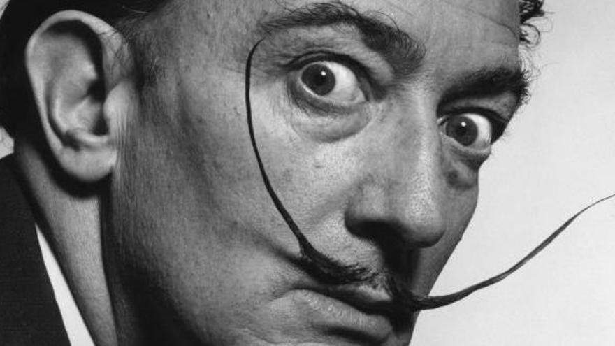 Dalí, amb els seus bigotis a les deu i deu.