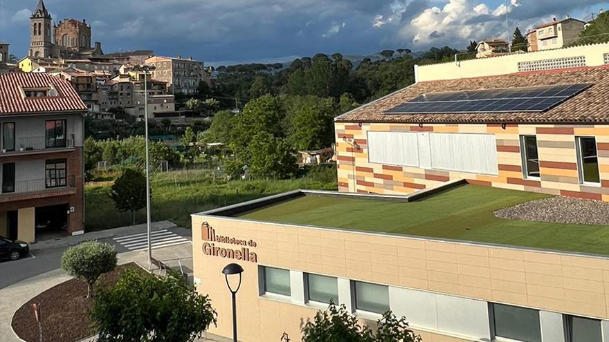Plaques solars fotovoltaiques a la biblioteca de Gironella