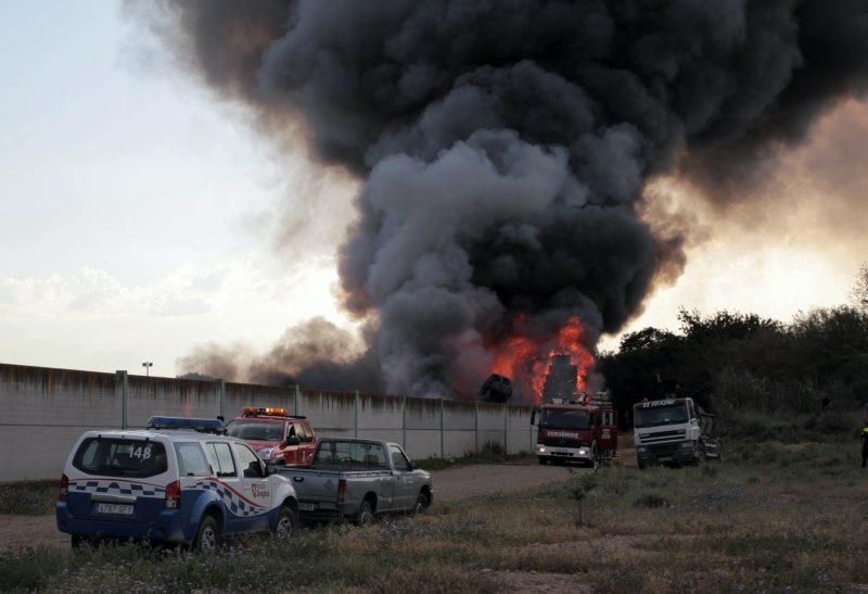 Incendio en un desguace en la Carretera del Aeropuerto