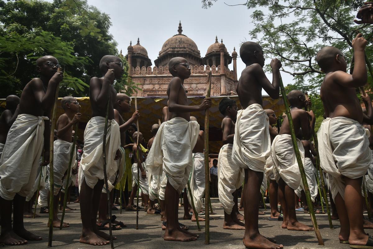 Niños se disfrazan de Mahatma Gandhi con motivo del 153 aniversario del nacimiento de Mohandas Karamchand Gandhi, considerado el Padre de la Nación en India, en el Museo Egmore, en Chennai, India