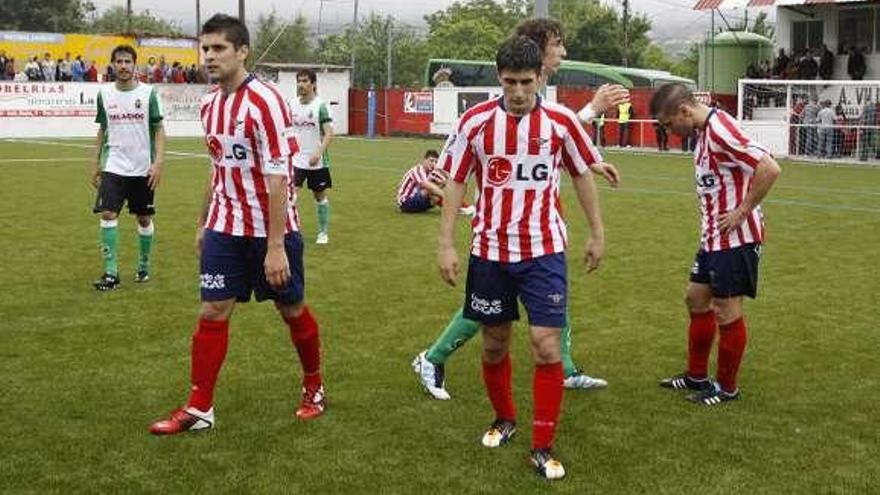 Los jugadores alondristas tras quedar eliminados en 2012. // C. G.