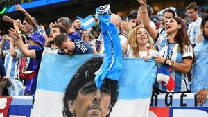 Lusail (Qatar), 13/12/2022.- Fans of Argentina cheer with a flag depicting Argentinian soccer legend Diego Armando Maradona prior to the FIFA World Cup 2022 semi final between Argentina and Croatia at Lusail Stadium in Lusail, Qatar, 13 December 2022. (Mundial de Fútbol, Croacia, Estados Unidos, Catar) EFE/EPA/Georgi Licovski