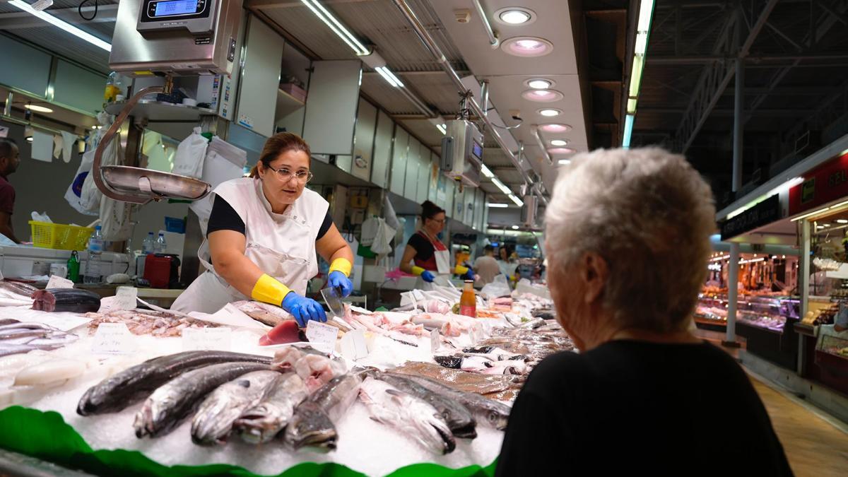 Una pescadería del mercado de la Sagrada Família.