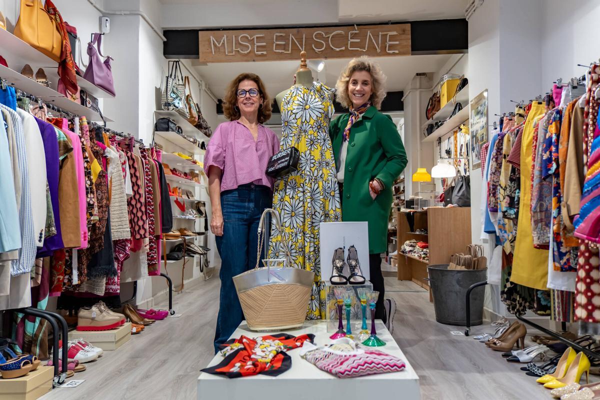 Inés y Micaela Milá, primas y socias, a la entrada de su tienda de lujo de segunda mano, Mise En Scène.
