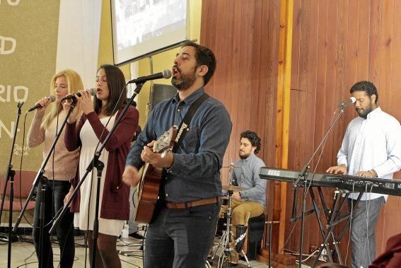 Starke Gefühle, innige Gebete: Den Sonntagsgottesdienst feiern alte und junge Mitglieder aus den verschiedensten Ländern in Palmas evangelischer Gemeinde mit Hingabe. Ein fester Bestandteil der Messe