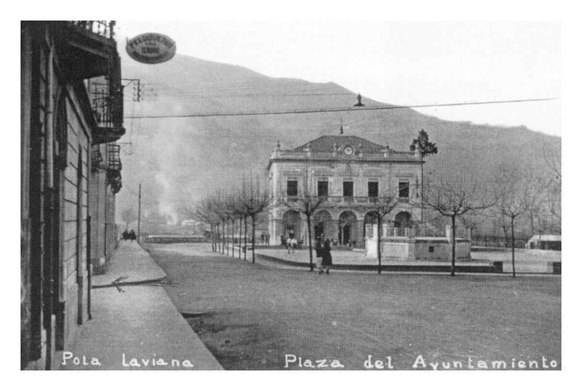 Una imagen histórica del ayuntamiento de Laviana.