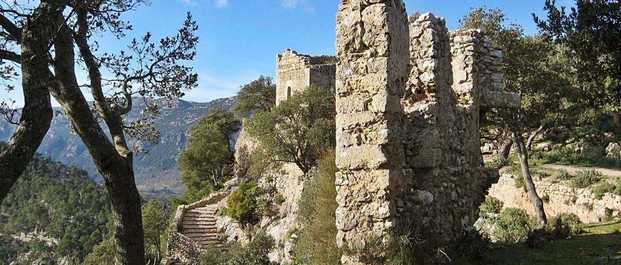 Una imagen de parte de las murallas que quedan en pie en el castillo de Alaró.