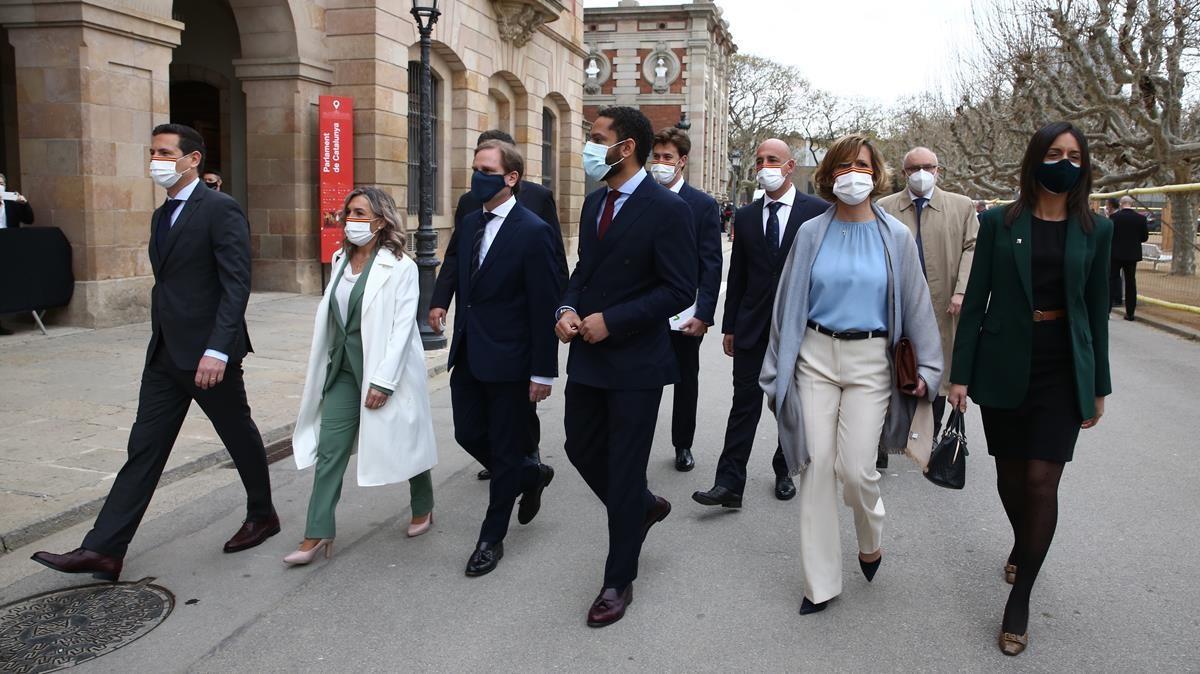 Los diputados de Vox llegando al Parlament.