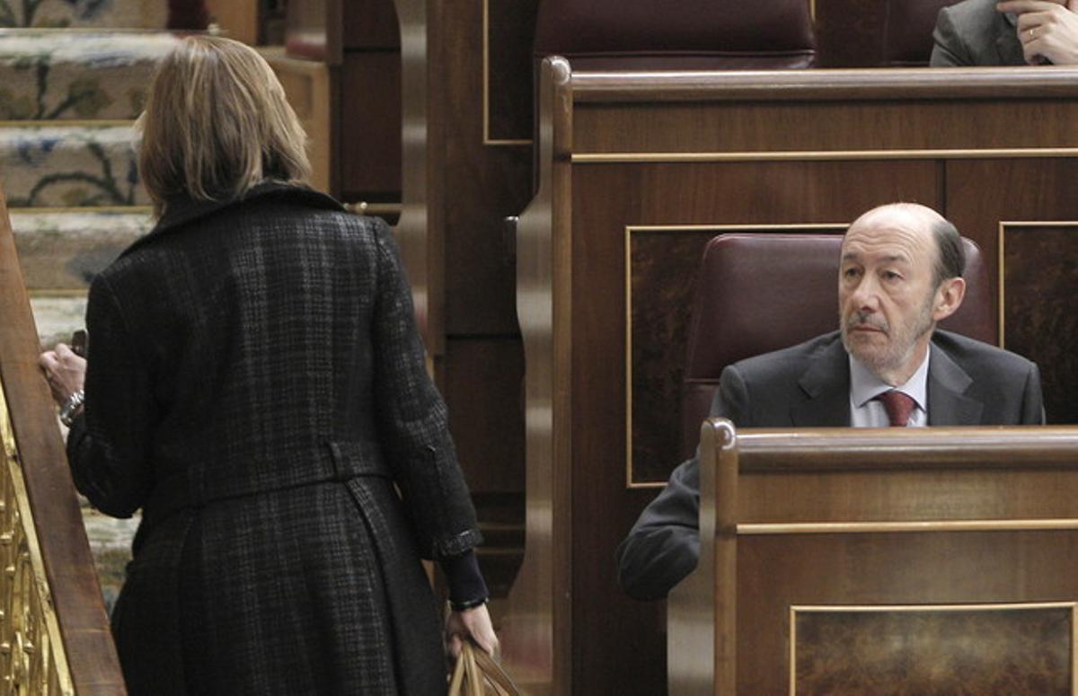 Alfredo Pérez Rubalcaba observa Carme Chacón, que es dirigeix cap al seu escó, aquest dimecres, al Congrés. Alfredo Pérez Rubalcaba observa Carme Chacón, que es dirigeix cap al seu escó, aquest dimecres, al Congrés.