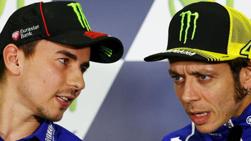 Rossi y Lorenzo charlan durante la rueda de prensa.. REUTERS.