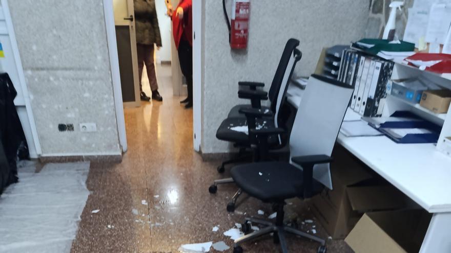 Inundado, sin luz y con cascotes caídos del techo: así está el centro de salud de Alcantarilla-Sangonera tras la lluvia