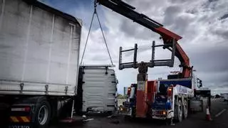 La salida de la vía de un camión provoca retenciones de más de un kilómetro en Miralbueno