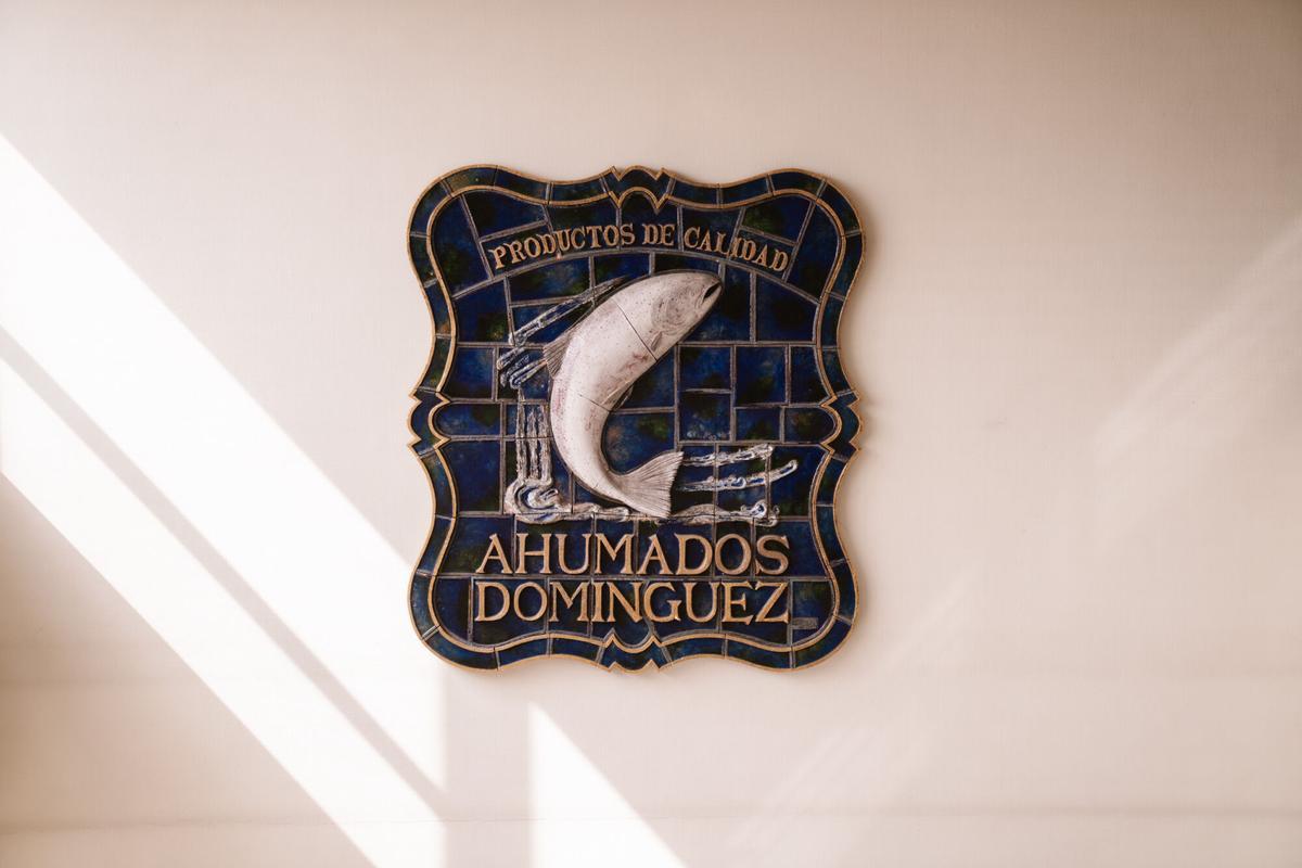 Ahumados Domínguez mantiene en Alcorcón el corazón de una marca que ha convertido el salmón ahumado en seña de identidad.