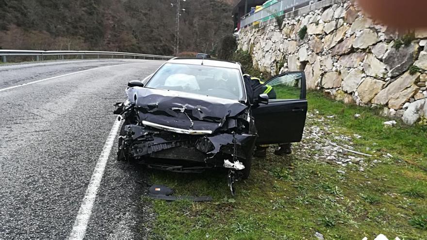 Una mujer resulta herida en un accidente en Cangas del Narcea