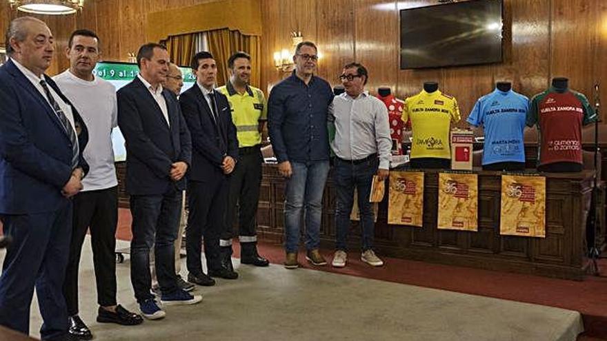 Representantes de Diputación de Zamora, CD Ciclista Zamora, cuerpos de seguridad y patrocinadores, junto a los maillots de la Vuelta a Zamora.