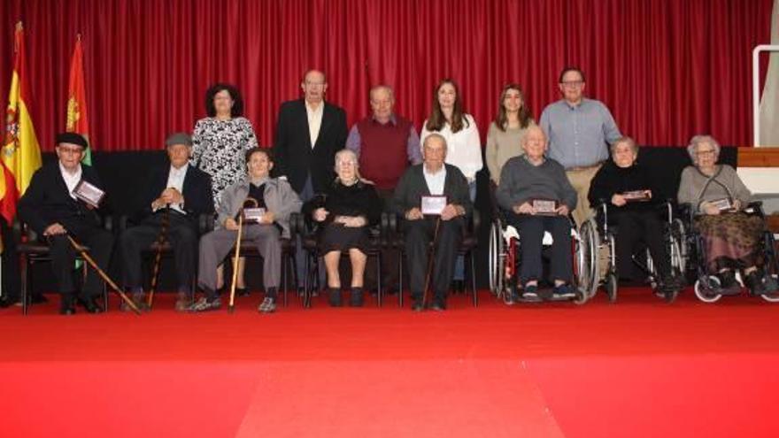 Un homenaje a los ocho nonagenarios del municipio repasa su larga vida con vídeos