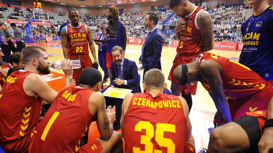 Sito Alonso, del UCAM Murcia, dando instrucciones a sus jugadores.