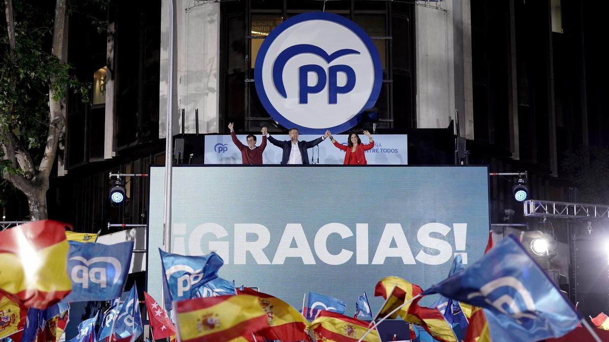 Ayuso, Feijóo y Almeida celebran su victoria desde el balcón de Génova