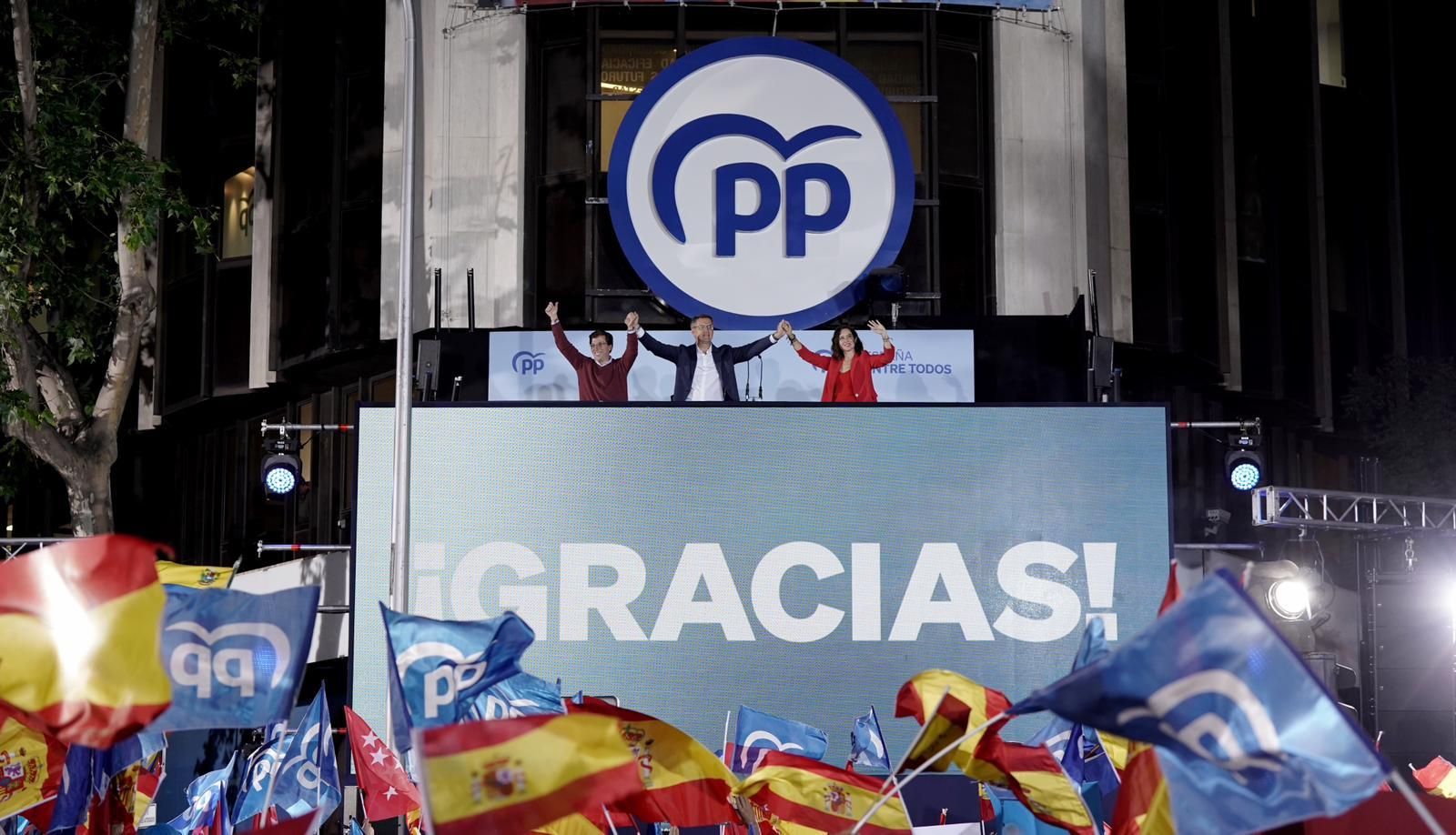 Ayuso, Feijóo y Almeida celebran su victoria desde el balcón de Génova