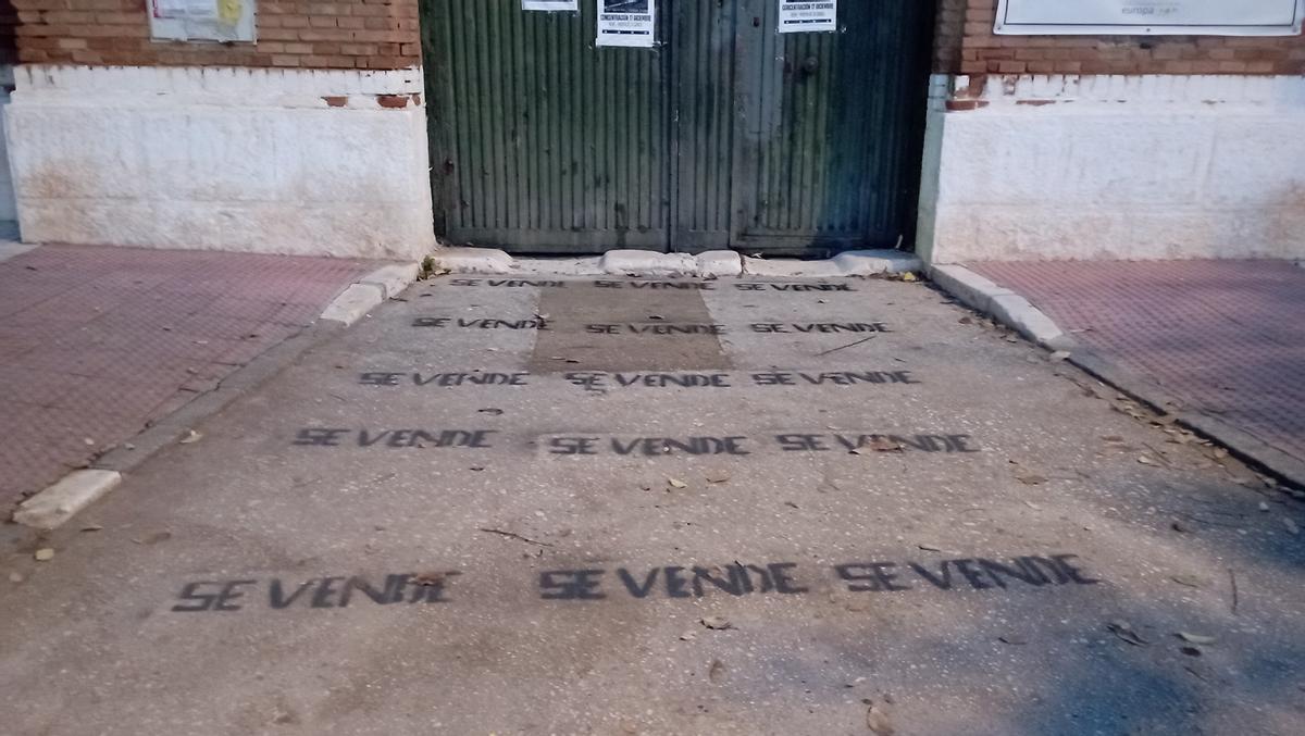 PIntadas de protesta al pie de la antigua prisión provincial, en la Cruz del Humilladero, esta semana.