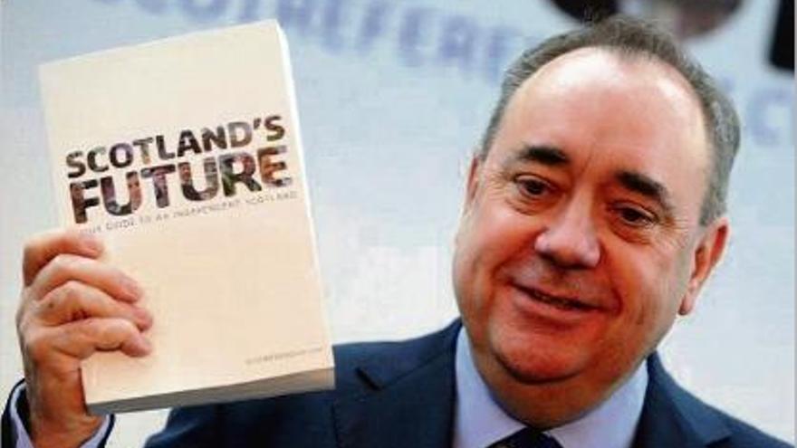 Alex Salmond mostra el Llibre Blanc de la independència d&#039;Escòcia.