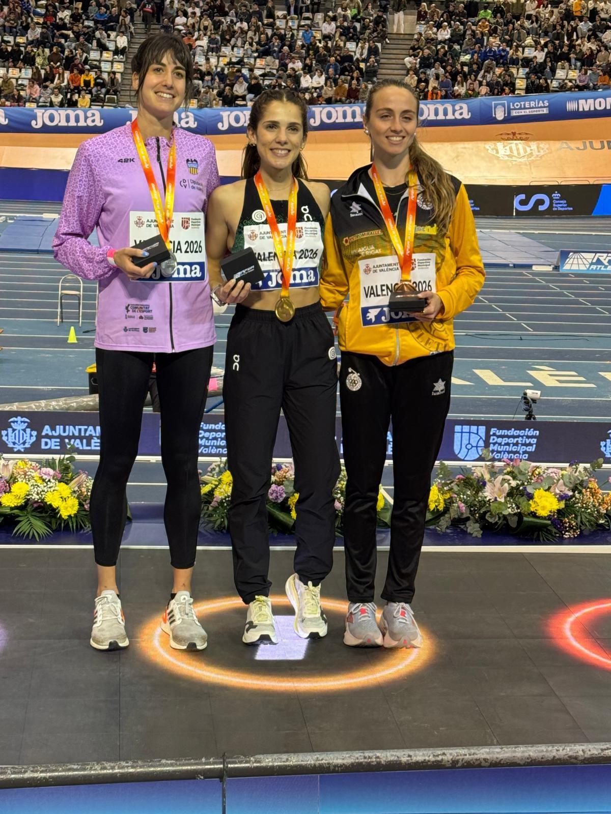 Beatriz Álvarez, primera por la izquierda, en el podio.