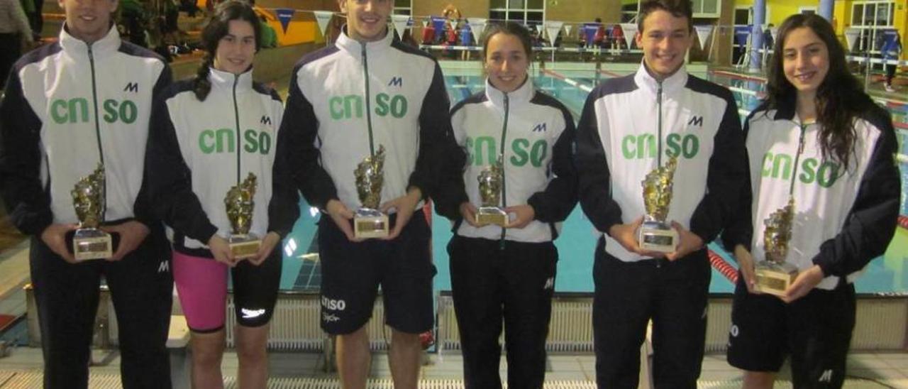 Los nadadores del &quot;Oly&quot; muestran los trofeos logrados en el Cristo.