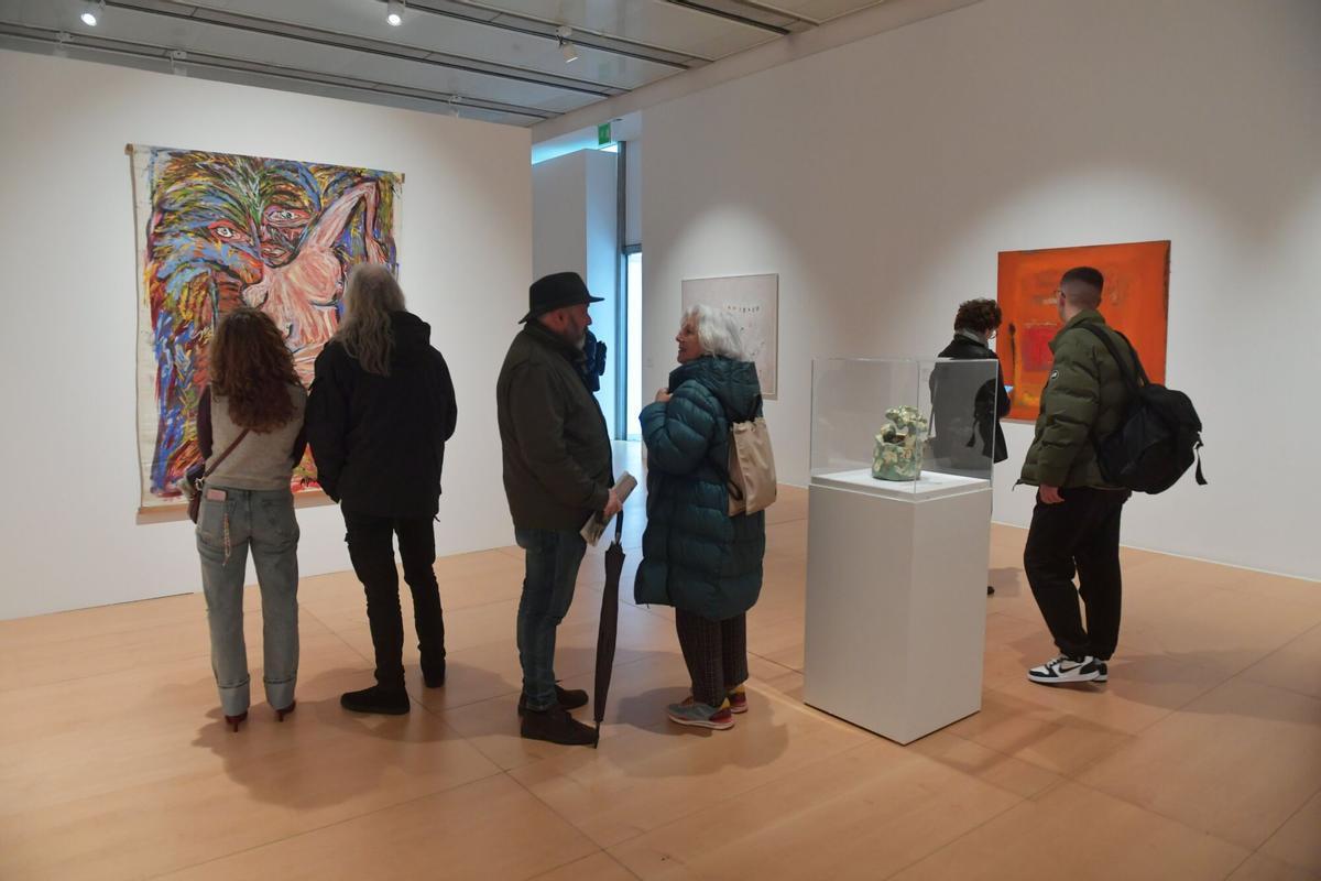 La muestra reivindica la obra gallega contemporánea de seis mujeres artistas nacidas en los 50: Ana García Pan, Emilia Guimeráns, Anne Heyvaert, Tusi Sandoval, Blanca Silva y Laura Terré.