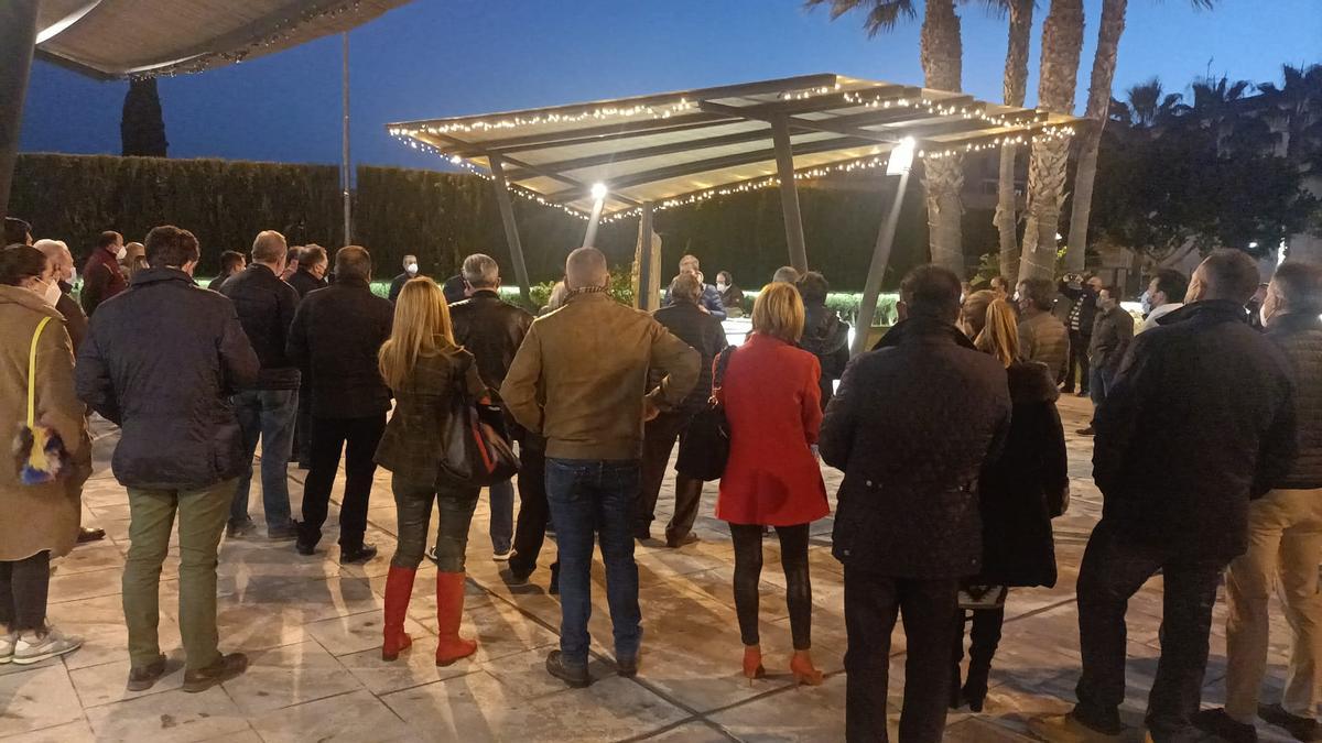 De espaldas, María del Carmen Menduiña, José Martínez, Belén Pérez, Rosa María Medina, Juan Miguel Bayonas y Fulgencio Gil, durante la reunión de los ganaderos, este viernes.