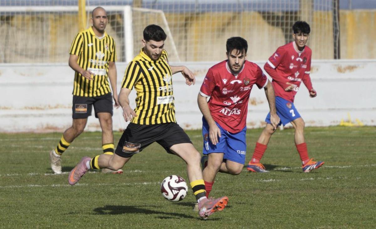 Imagen de un duelo anterior entre el Moraleja CF y el CD Benavente. | JOSE LUIS FERNÁNDEZ