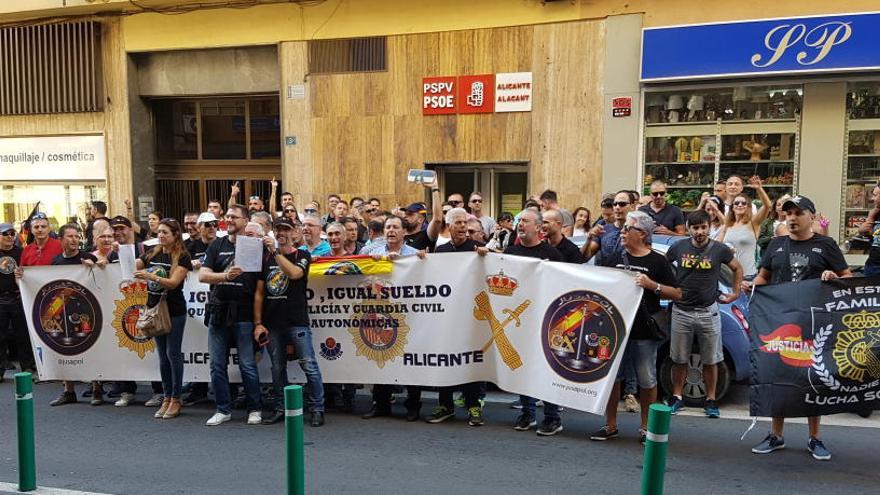 Protesta de Jusapol el pasado año ante la sede del PSOE en Alicante.
