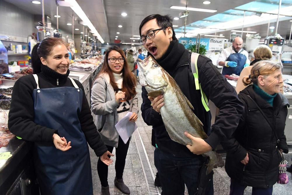 Una treintena de alumnos del Centro de Linguas de la Universidad coruñesa procedentes de China y Vietnam visitan el mercado de la plaza de Lugo para aprender argot gastronómico gallego.