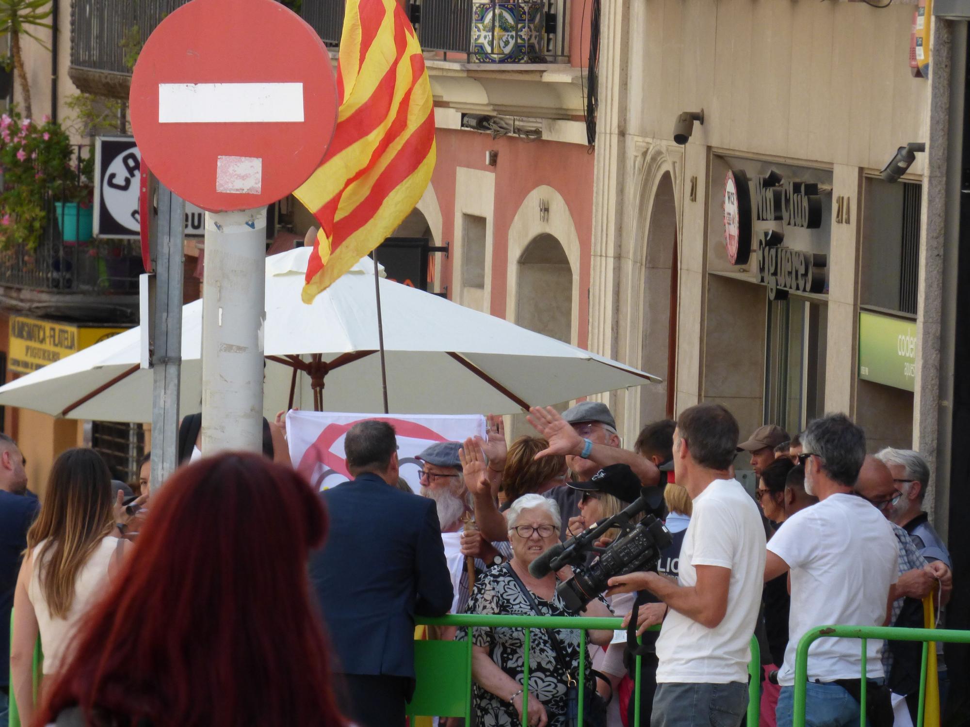 La princesa Elionor i la infanta Sofia rebudes a Figueres amb manifestants favorables i contraris